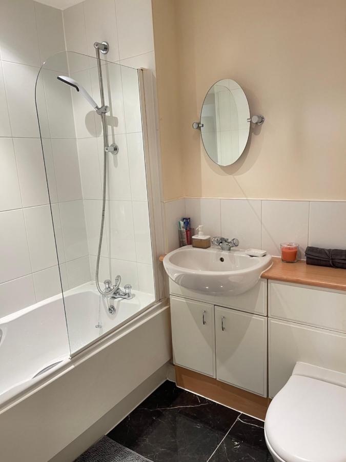 Radiant2 Bedroom Apartment In The Heart Of Harlow Town Exterior photo