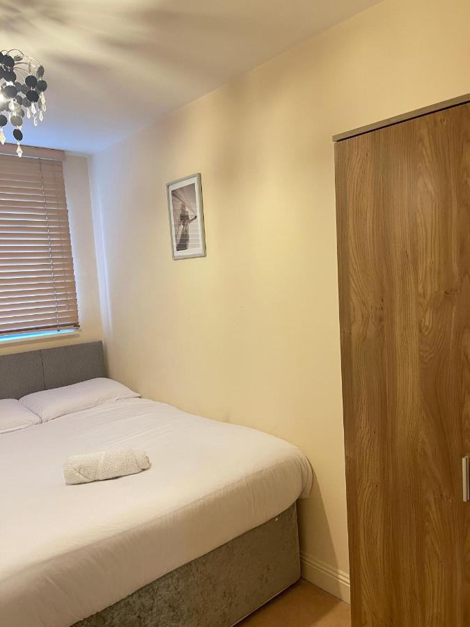 Radiant2 Bedroom Apartment In The Heart Of Harlow Town Exterior photo