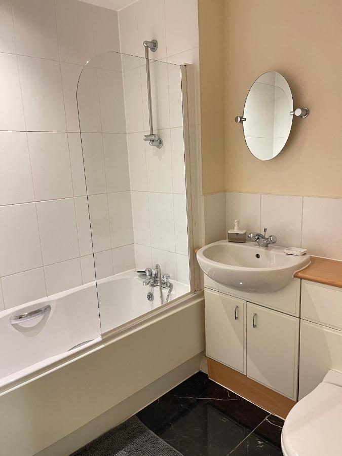 Radiant2 Bedroom Apartment In The Heart Of Harlow Town Exterior photo