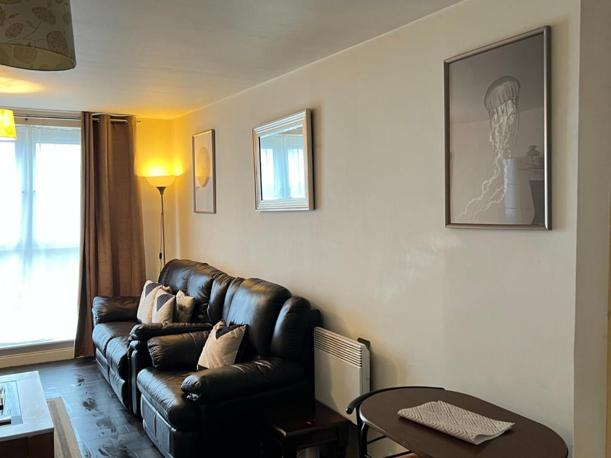 Radiant2 Bedroom Apartment In The Heart Of Harlow Town Exterior photo