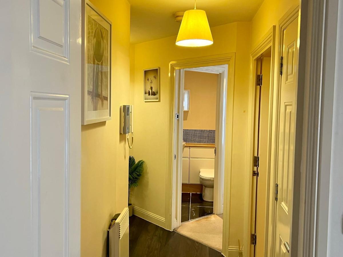 Radiant2 Bedroom Apartment In The Heart Of Harlow Town Exterior photo