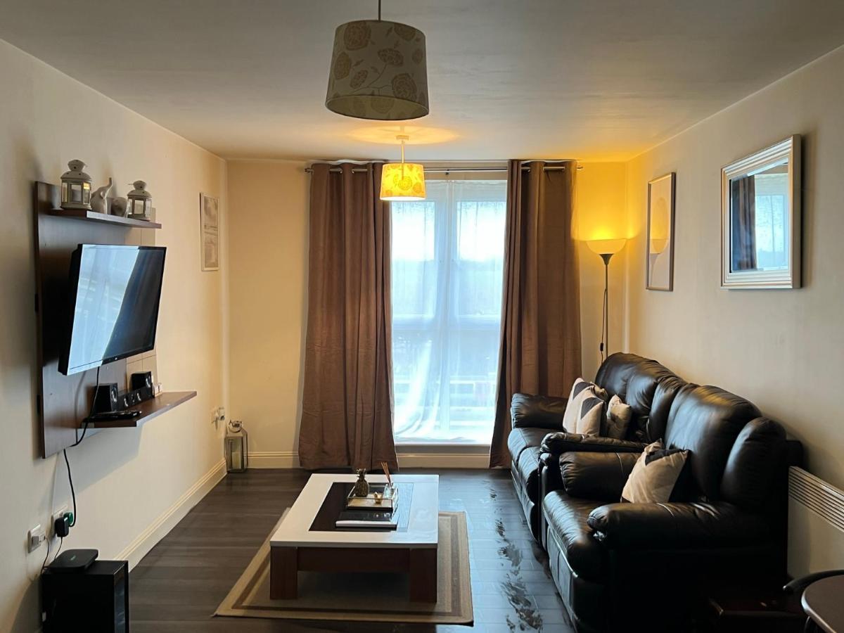 Radiant2 Bedroom Apartment In The Heart Of Harlow Town Exterior photo