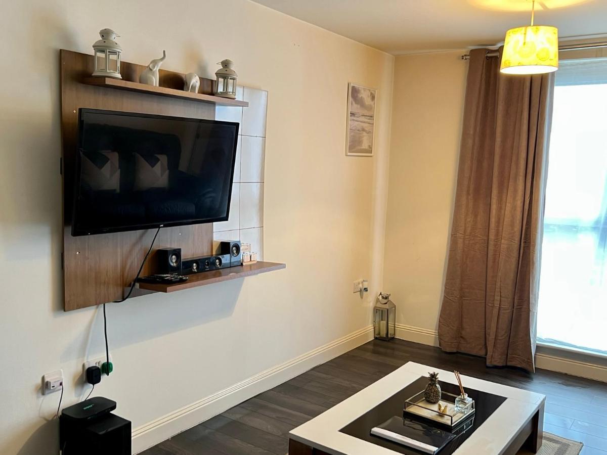 Radiant2 Bedroom Apartment In The Heart Of Harlow Town Exterior photo